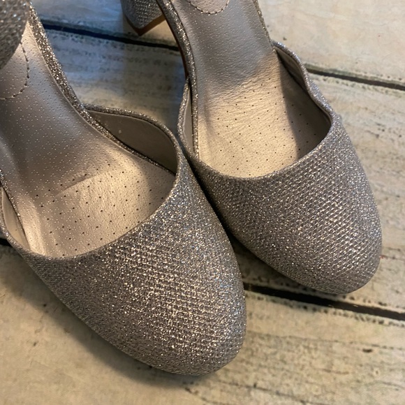 New without box dream pairs glitter silver covered toe heels. - Picture 2 of 11